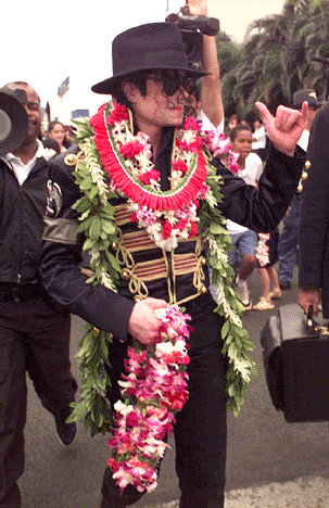 http://www.leisofhawaii.com/Michael%20Jackson%20Lei%20Greeted%20Honolulu.gif